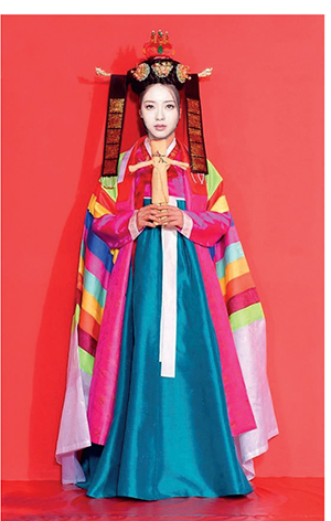   Actrice portant le costume traditionnel d’une mudang quand elle officie