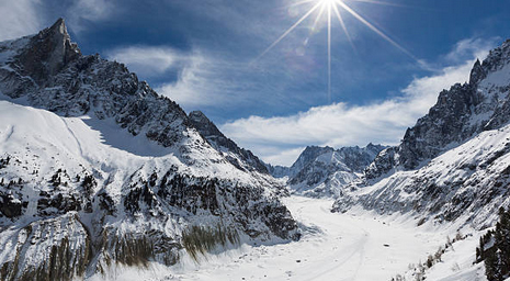 La Mer de Glace est un glacier situé dans le massif du Mont Blanc dans les Alpes françaises. Elle est l'un des plus grands glaciers d'Europe, mesurant environ 12 kilomètres de longueur et 1,5 kilomètre de largeur.