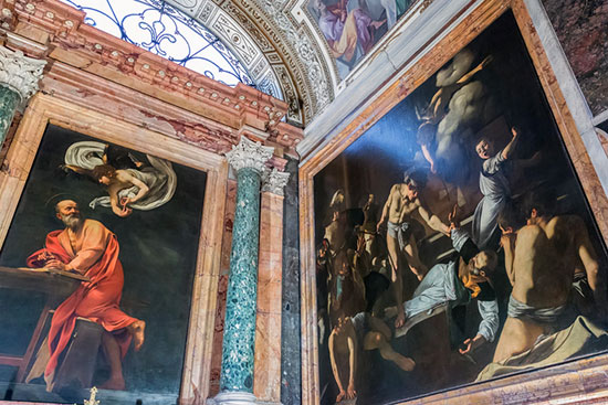 Le caravagisme est un mouvement artistique qui a émergé en Italie au début du XVIIe siècle, autour de l'œuvre du peintre Michelangelo Merisi da Caravaggio (1571-1610). Ce mouvement est caractérisé par un style de peinture naturaliste, dramatique et souvent sombre, qui met en scène des sujets religieux ou profanes.