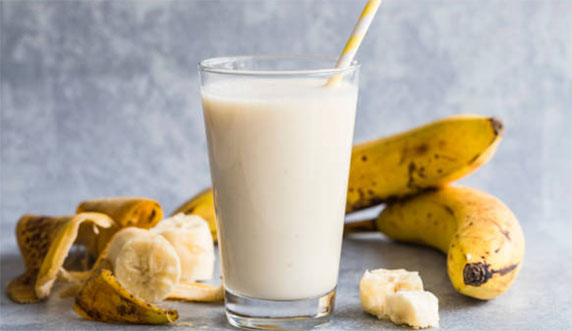 Faire un milkshake à la banane est facile et délicieux. Voici une recette simple pour préparer un délicieux milkshake à la banane :