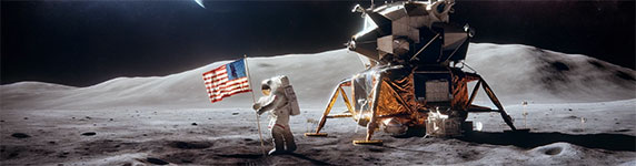 La mission Apollo 11 menée par l'agence spatiale américaine NASA, marque un moment historique dans l'exploration spatiale et l'histoire humaine. Lancée le 16 juillet 1969 depuis le Centre spatial Kennedy, en Floride, cette mission a pour objectif d'accomplir le rêve présidentiel de John F. Kennedy de déposer un homme sur la Lune et de le ramener sain et sauf sur Terre avant la fin de la décennie. L'équipage se compose de Neil Armstrong, commandant de la mission, Buzz Aldrin, pilote du module lunaire, et Michael Collins, pilote du module de commande.