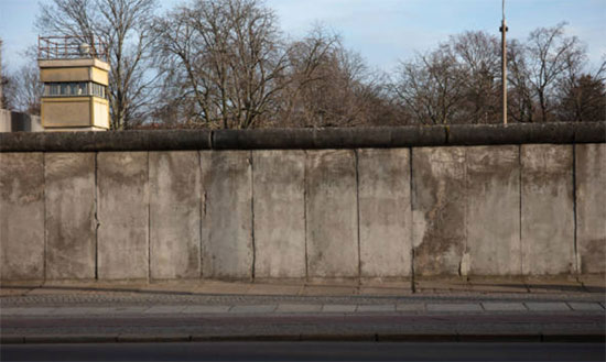 Le mur de Berlin a été construit pour plusieurs raisons politiques, idéologiques et géopolitiques. Voici les principales raisons qui ont conduit à la construction du mur :      La division de l'Allemagne : Après la fin de la Seconde Guerre mondiale en 1945, l'Allemagne resta occupée par les Alliés, qui comprenaient les États-Unis, l'Union soviétique, la Grande-Bretagne et la France. L'Allemagne fut divisée en quatre zones d'occupation, contrôlées respectivement par ces quatre puissances.