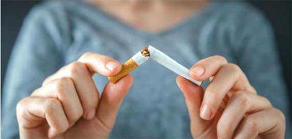 Arrêter de fumer représente un défi de taille : la dépendance physique à la nicotine, les habitudes comportementales ancrées et les facteurs émotionnels se conjuguent pour rendre le sevrage difficile. Si les substituts nicotiniques classiques et les thérapies cognitivo-comportementales restent des piliers éprouvés, de nouvelles approches voient le jour pour améliorer le taux de réussite et offrir des voies alternatives adaptées à chacun.