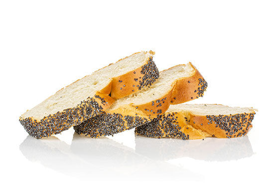 Début 2019, un lien est établi entre la consommation de sandwichs aux graines de pavot et des résultats positifs de test de dépistage des opiacés dans les urines. Si les aliments incriminés ont été retirés rapidement du marché, il n’en reste pas moins que selon le type de graines de pavot utilisé, le processus de nettoyage de ces graines et les recettes et procédés de fabrication des produits de boulangerie, la teneur en alcaloïdes du pavot peut rester suffisamment élevée pour rendre positifs les tests de dépistage, ou plus rarement, entraîner des signes cliniques. Des discussions sont en cours au niveau de l‘Union européenne pour modifier la réglementation.