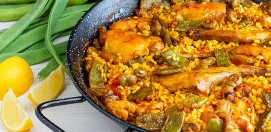 La paëlla est un plat traditionnel espagnol originaire de la région de Valence. Son histoire remonte au 18ème siècle. Elle était le plat des paysans de Valence à base de riz, de légumes et de viande pour leur déjeuner. Les ingrédients de base étaient le riz, les haricots verts, les tomates, les poivrons, le poulet et le lapin.