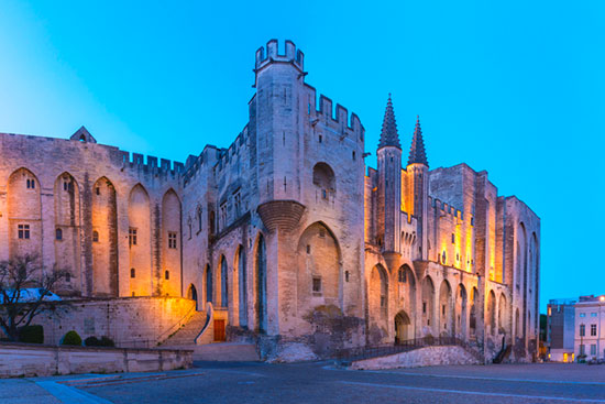 Avignon, ville du sud de la France, située dans la région Provence-Alpes-Côte d'Azur est célèbre pour son histoire médiévale ainsi que pour son célèbre Palais des Papes, siège de la papauté pendant une partie du XIVe siècle.