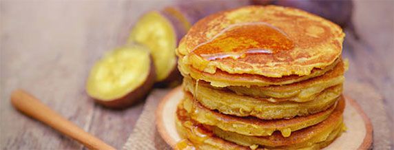 Les pancakes, également connus sous le nom de crêpes épaisses ou de hotcakes, ont une histoire riche et ancienne qui remonte à plusieurs siècles. Leur origine est un peu floue, mais on pense qu'ils sont apparus dans différentes cultures à travers le monde sous des formes variées.