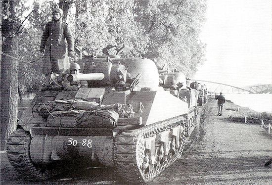 Un Sherman de la 2e DB en route pour Berchtesgaden lors des derniers jours de la campagne d’Allemagne (Fondation Maréchal-Leclerc)