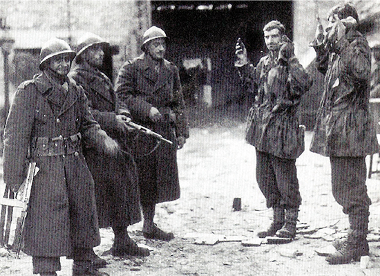Deux SS faits prisonniers par un groupe de tirailleurs tunisiens du 4e RTT à Scheibenhardt (Allemagne) (Musée de l’Infanterie – P. Dufour)