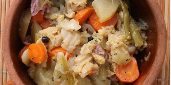 La potée auvergnate est un plat traditionnel français originaire de la région Auvergne. C'est un plat rustique et copieux, parfait pour les jours d'hiver. Voici une recette pour préparer une délicieuse potée auvergnate :