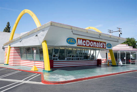 Ray Kroc était un entrepreneur visionnaire qui a transformé un restaurant fast food en une multinationale mondiale prospère. Né en 1902 dans l'Illinois, Kroc commence sa carrière en vendant des gobelets en papier et des machines à milkshake.