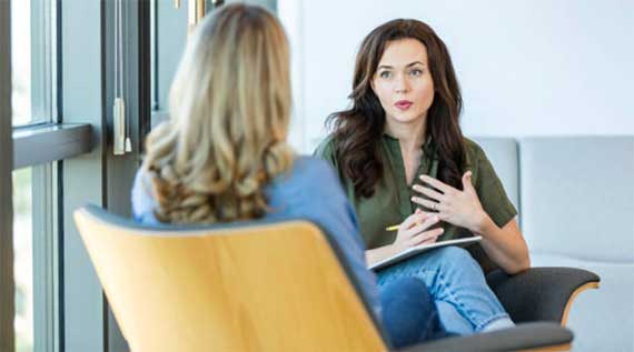 Choisir d’entamer une formation en psychothérapie analytique, c’est avant tout décider de s’engager dans un chemin d’écoute profonde et de compréhension de l’inconscient. Dans un monde où les questionnements intérieurs se font de plus en plus pressants, le métier de psychothérapeute s’impose comme une réponse à la quête de sens, tant pour ceux qui souffrent de troubles psychologiques que pour ceux qui cherchent simplement à se découvrir soi-même. Devenir psychopraticien ou psychothérapeute qualifié demande un investissement personnel, une rigueur intellectuelle et une curiosité insatiable pour la nature humaine. À travers cet article, nous vous invitons à découvrir les fondements de la psychothérapie analytique, le parcours des écoles de psychothérapie, le quotidien de la pratique et le sens profond de cette vocation.