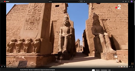 Ramsès II : souverain parmi les souverains, dont les monuments à couper le souffle jalonnent encore toute la vallée du Nil... Ce grand pharaon, souverain de tous les records. Son règne exceptionnel de plus de 66 ans lui a permis d'inscrire son nom dans l'histoire. Ramsès est aussi un homme à femmes. S'il on connait sa préférée, la belle Nefertari, il a eu des dizaines d'épouses et surtout plus de 100 enfants, un autre record. Mais ce qui fascine encore plus les archéologues, ce sont les découvertes des tombes royales. Si celle de Toutankhamon a dévoilé le pus important trésor jamais décuvert, hélas, dans celle de Ramsès, seule la momie a échappé aux pillages.