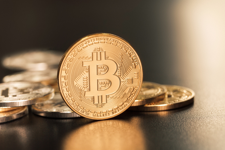 Le Bitcoin a rebondi lundi, les préoccupations réglementaires qui ont pesé sur les monnaies numériques cette année ont montré des signes d'apaisement.