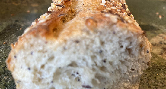 Le pain au levain est une méthode de boulangerie qui utilise des bactéries naturelles et des levures pour faire lever la pâte à pain. Contrairement au pain traditionnel qui utilise des levures commerciales, le pain au levain consiste en un mélange de farine et d'eau fermenté pendant plusieurs jours. Cette méthode de fermentation naturelle donne au pain au levain un goût distinctif, une texture plus dense et une durée de conservation plus longue.