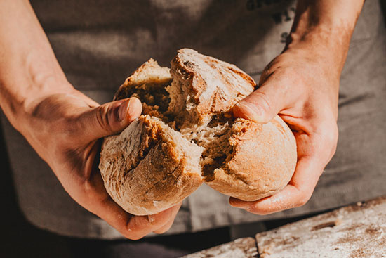 Le pain est un aliment de base dans de nombreuses cultures à travers le monde. Son histoire remonte à plus de 10 000 ans, lorsque les humains ont commencé à cultiver le blé, l'orge et le seigle.