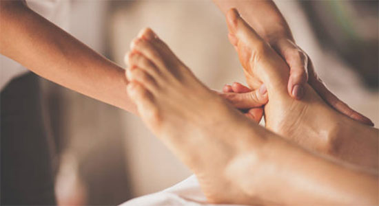 La réflexologie, discipline millénaire issue de traditions chinoises et égyptiennes, repose sur le principe selon lequel chaque zone du corps est reliée à une zone réflexe située sur les pieds (réflexologie plantaire) et les mains (réflexologie palmaire). Suivre une formation en réflexologie permet de découvrir cet art subtil, fondé sur l’écoute des tensions corporelles et des signaux énergétiques, pour restaurer l’harmonie et soutenir le bien-être global.