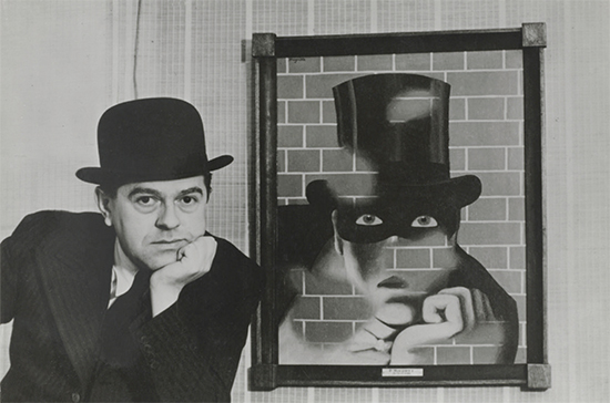  À l’occasion de la grande rétrospective « René Magritte – La trahison des images », qui se tiendra au Centre Pompidou du 21 septembre 2016 au 23 janvier 2017, ce documentaire plonge dans l’œuvre de l’un des peintres les plus populaires du XXe siècle. Il donne les clés pour comprendre comment, à partir de symboles parfois très simples, l’artiste belge a construit un langage pictural qui va bien au-delà de la seule étiquette « surréaliste » qui lui est souvent apposée.