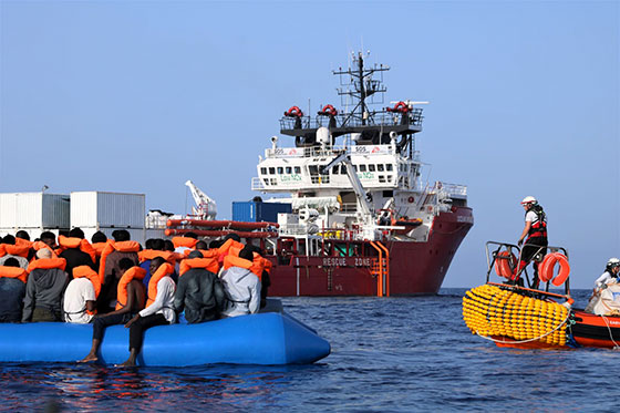C'est la deuxième fois en une semaine que les autorités italiennes ouvrent un port à des personnes vulnérables secourues en Méditerranée centrale par un navire humanitaire de sauvetage. SOS MEDITERRANEE est soulagée de cette annonce, et salue la décision des autorités italiennes. Bien que celle-ci survienne après plusieurs jours d'attente, elle met fin à une souffrance inutile et répond aux exigences du droit maritime et international, qui stipule qu'un sauvetage prend fin lorsque les personnes secourues sont débarquées en lieu sûr.  