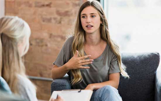 Chaque parcours démarre par un élan intérieur : le désir d’accompagner, d’écouter vraiment et d’être ce miroir bienveillant qui révèle les ressources d’autrui. La formation pour devenir spécialistes de la relation d'aide et des relations humaines répond à cet appel en offrant un cadre sécurisant où la curiosité et l’empathie peuvent s’épanouir. Dès les premières sessions, les participants expérimentent l’art de la présence authentique ; ils découvrent que l’écoute active n’est pas une simple technique, mais un état qui transforme à la fois l’accompagnant et la personne accompagnée.