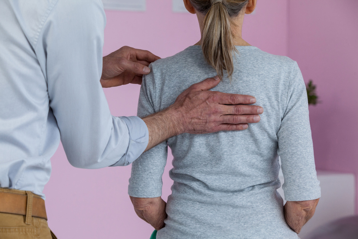 L’expression « avoir mal au dos » regroupe des réalités très différentes. Par exemple, une douleur localisée dans le haut du dos n’a rien à voir avec une douleur dans le bas du dos. Pour savoir de quoi l’on sou re vraiment, il est donc nécessaire de faire un petit rappel sur la structure et l’anatomie du dos et de la colonne vertébrale, avant d’aborder les différents types de maux de dos et les principales causes des douleurs.