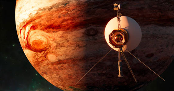 Depuis son lancement par la NASA en septembre 1977, la sonde spatiale Voyager 1 est devenue synonyme d'audace et d'innovation, marquant l'histoire de l'exploration spatiale avec une série de premières éblouissantes. Conçue pour une mission initiale d'étude des planètes géantes Jupiter et Saturne, elle a non seulement réussi cet exploit, mais a aussi continué sa trajectoire vers les confins de notre système solaire et au-delà, dans l'espace interstellaire, dévoilant des mystères cosmiques longtemps restés hors de portée.