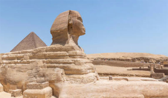 L'âge du Sphinx de Gizeh est l'un des plus grands mystères de l'archéologie. La plupart des égyptologues estiment qu'il a été construit vers 2500 av. J.-C., sous le règne du pharaon Khéphren, de la IVe dynastie de l'Ancien Empire. Cette datation est basée sur plusieurs éléments :
