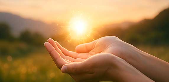Né dans la tradition japonaise, le Reiki propose une voie douce pour renouer avec une énergie apaisante et régénératrice. Organisés en plusieurs modules de progression, les stages et formations offrent un cadre sécurisé où expérimenter la transmission d’une force invisible par le simple geste des mains. De l’éveil à la réceptivité jusqu’à la maîtrise des symboles ancestraux, ce parcours invite chacun à développer une présence bienveillante capable d’atténuer le stress, de stimuler les ressources vitales et de cultiver un sentiment profond d’équilibre intérieur.
