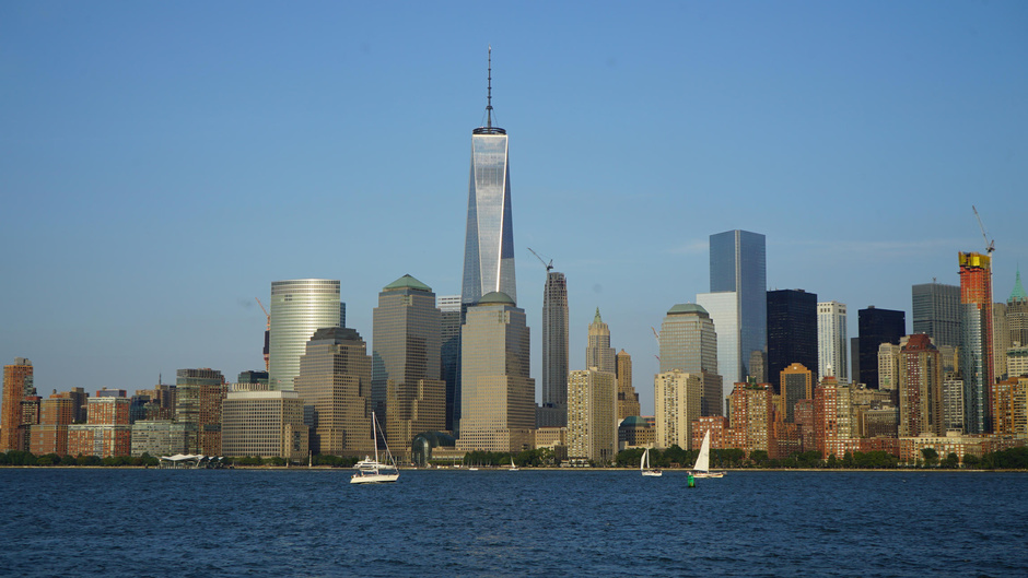 Ville à la verticale avec ses tours de verre, de fer et de béton, New York accueille, rien que sur la presqu’île de Manhattan, parmi les plus beaux gratte-ciel de la planète. Ce documentaire propose une visite peu conventionnelle de la « Big Apple », entre ciel et terre, pour le dernier « Monde en face » de la saison.