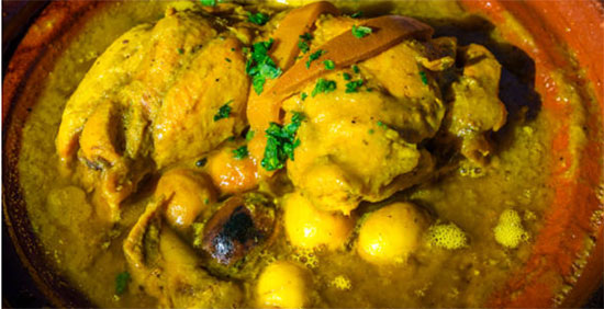 Le tajine est un plat traditionnel de la cuisine arabe, notamment du Maroc, de l'Algérie et de la Tunisie. Cette recette est préparée dans un récipient en terre cuite éponyme, servant à la fois de plat de cuisson et de plat de service.