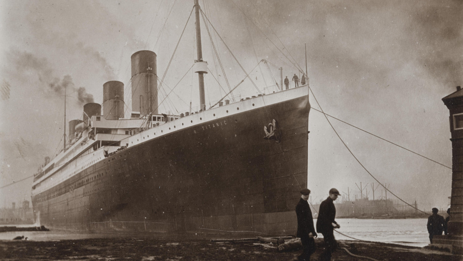 On croyait tout savoir du naufrage du « Titanic ». Pourtant, de vieilles photographies et l’obstination du journaliste irlandais Senan Molony apportent aujourd’hui un nouvel éclairage sur la catastrophe du 15 avril 1912. L’enquête officielle semble avoir délibérément occulté quelques vérités dérangeantes…