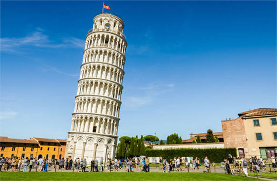 La tour de Pise, également connue sous le nom de la tour penchée de Pise, est l'un des monuments les plus atypique au monde. Située dans la ville de Pise, en Toscane, cet édifice surprenant attire des millions de visiteurs chaque année pour son inclinaison distinctive et sa riche histoire.