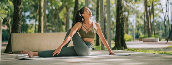 Le yoga invite à cultiver la pleine conscience, non seulement envers soi-même, mais aussi envers le monde qui nous entoure. Dans cette perspective, choisir des vêtements et des accessoires de yoga conçus selon des principes éthiques et éco-responsables apparaît comme une étape cohérente pour prolonger les bienfaits de la pratique sur le plan environnemental et social. Au-delà du simple choix esthétique, il s’agit de s’engager pour des matières saines et pour des modes de fabrication justes, contribuant ainsi à préserver les ressources naturelles et à soutenir des conditions de travail dignes. En investissant dans des tenues et équipements durables, chaque pratiquant participe à une démarche globale où bien-être personnel et respect de la planète se répondent mutuellement.