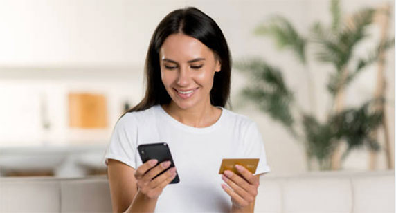 Consulter par téléphone répond à un besoin contemporain : recevoir une lumière sur sa trajectoire sans se déplacer, en toute discrétion. Dès que la ligne s’établit, la voix devient vecteur d’énergie ; elle ouvre un espace intime où la voyante capte images, sensations et symboles. Dans cette atmosphère dépouillée d’artifices visuels, la concentration s’aiguise : les perceptions arrivent nettes, la résonance intérieure du consultant se révèle avec sincérité, et les messages, délivrés à chaud, épousent la spontanéité de la conversation.