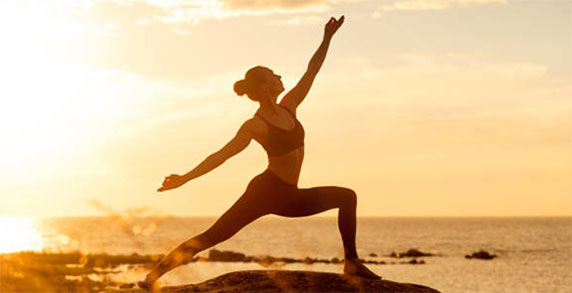 Plonger dans l’univers du yoga, c’est entreprendre un périple intérieur où chaque souffle tisse un lien entre le corps, l’esprit et l’énergie invisible qui nous entoure. Au-delà des postures, c’est l’art d’harmoniser les forces bienveillantes de la nature et de notre être profond. L’alchimie subtile entre le Yoga des éléments, le Shakti yoga dédié à la femme, l’apprentissage des mantras et l’ancrage par la méditation offre un chemin personnalisé pour révéler et cultiver la vitalité en chacun de nous.